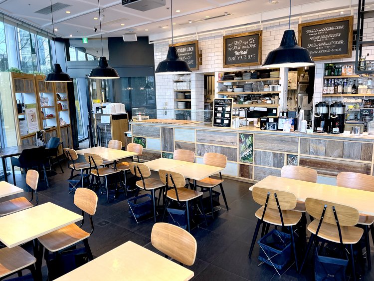 テラス席のほか、店内にはテーブル席と窓際にカウンターがある。