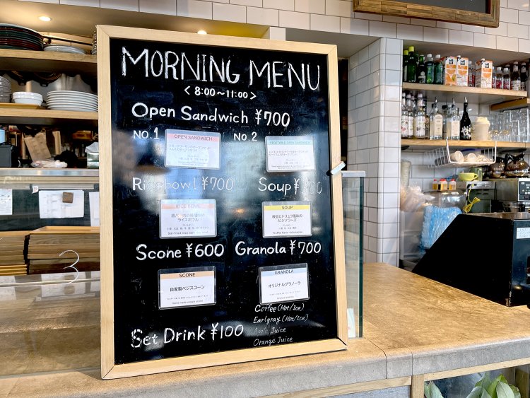 オープンサンドもいいが、取材当日は強風で寒かったので温かいスープにも惹かれた。