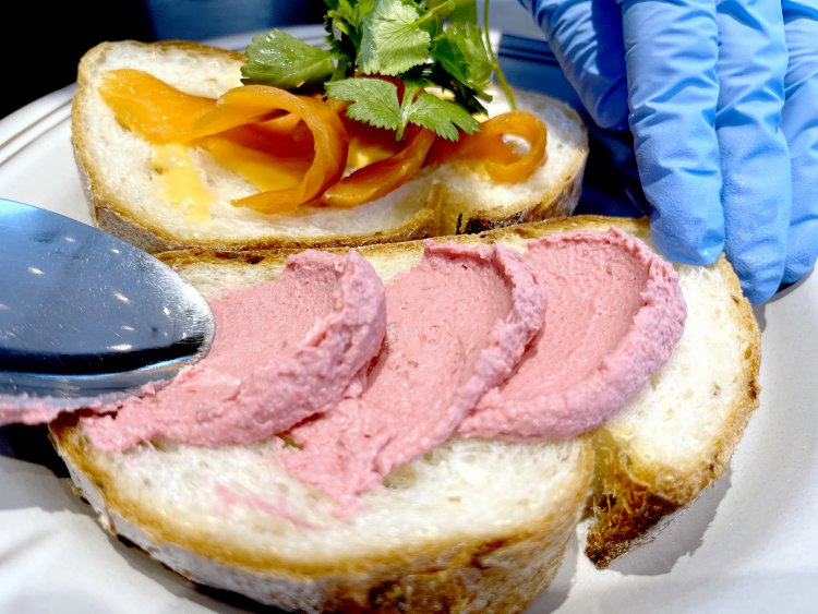 もう1枚のパンにはビーツを混ぜたフムスをたっぷり塗る。