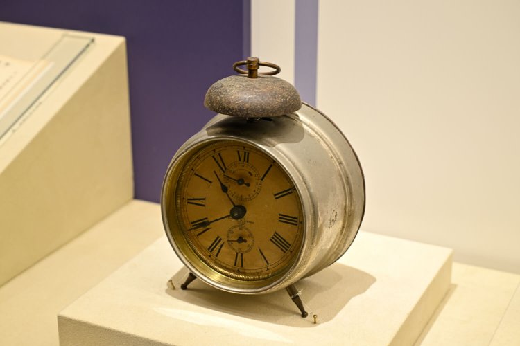 明治32年（1899）製・国産初の目覚まし時計。