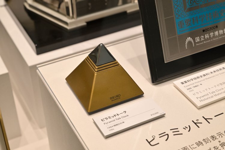 時刻表示のない斬新な「ピラミッドトーク」。