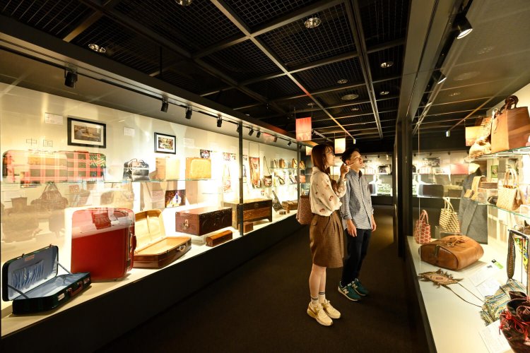 アフリカやアジアのカバンが並ぶコーナー。素材も形も変わったものばかり。