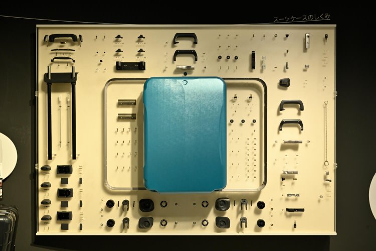スーツケースの分解展示。部品は200以上！
