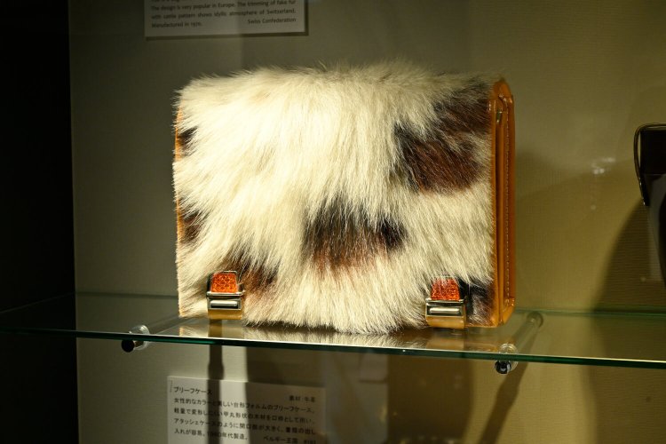 フェイクファー付きのスイスのスクールバッグ。