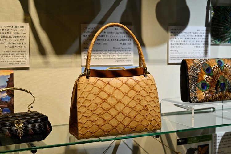 センザンコウの革で作ったタイのハンドバッグ。