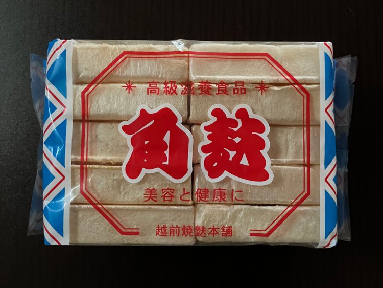 この角麩は焼かれているが、北陸や東海地方では生の「角麩」がよく用いられるようだ（越前焼麩田中商店）。