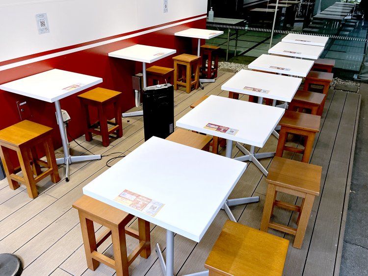 テラス席はより現地の屋台の雰囲気に近い。