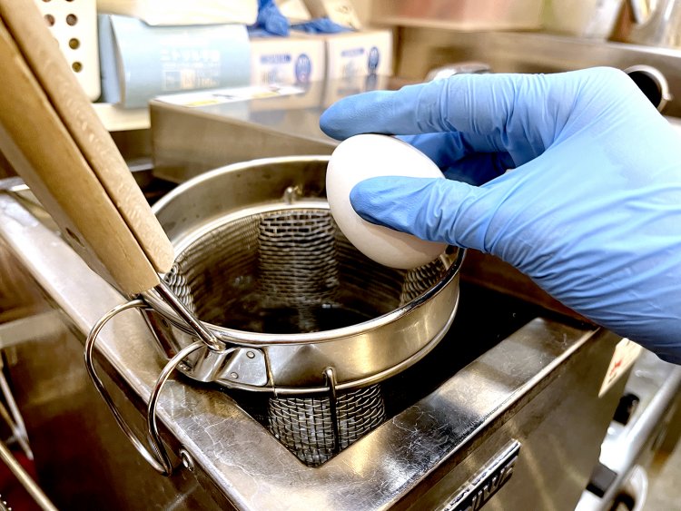 まずは半熟卵を作る。