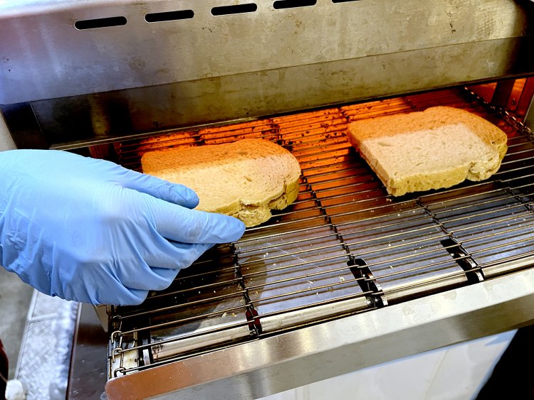 同時にパンを2枚重ねてトースターで焼く。