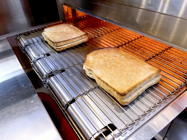 表と裏をこんがりトーストする。焼き色が均一で美しい。