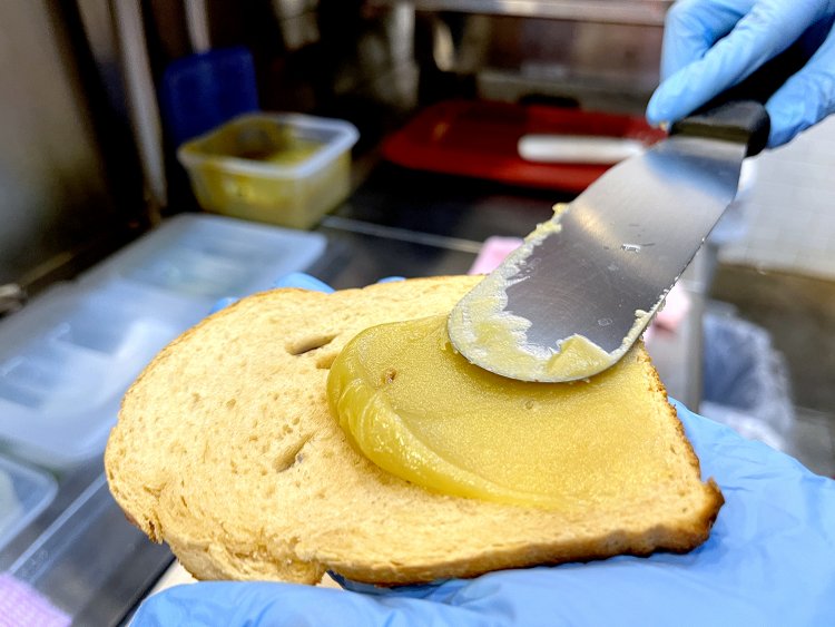 トーストにカヤジャムをたっぷりと塗る。