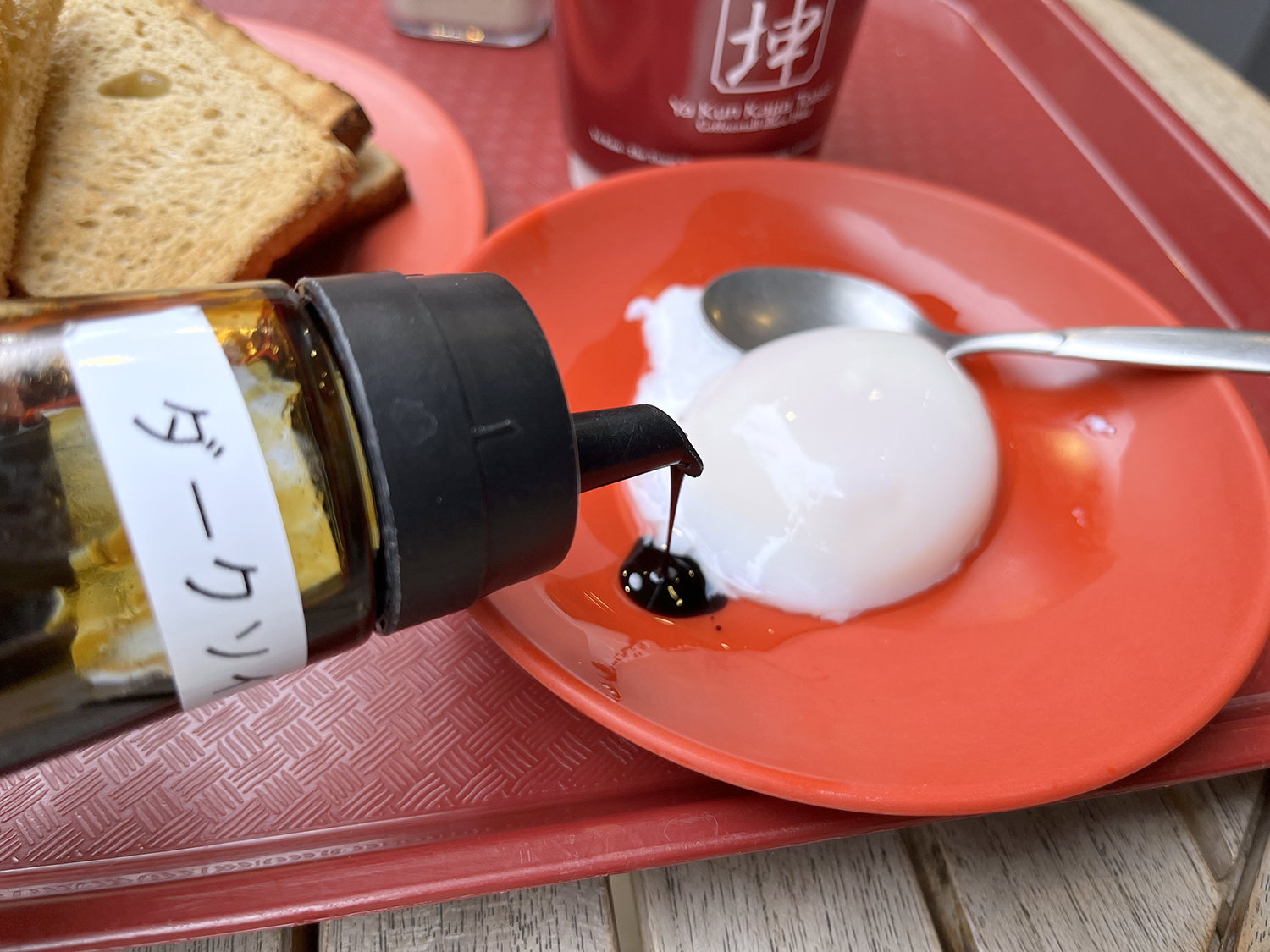 ダークソイソースは九州醤油に似た甘めの醤油。見た目は黒蜜のようにとろみがある。