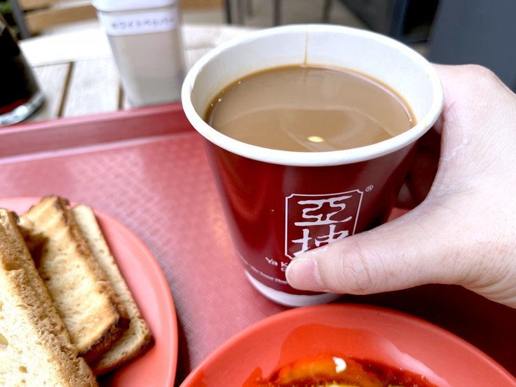 コンデンスミルクを入れたコーヒー・コピ。