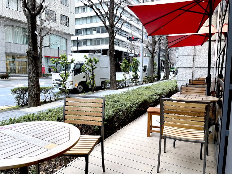 天気がいい日は太陽がさんさんと降り注ぐテラス席。