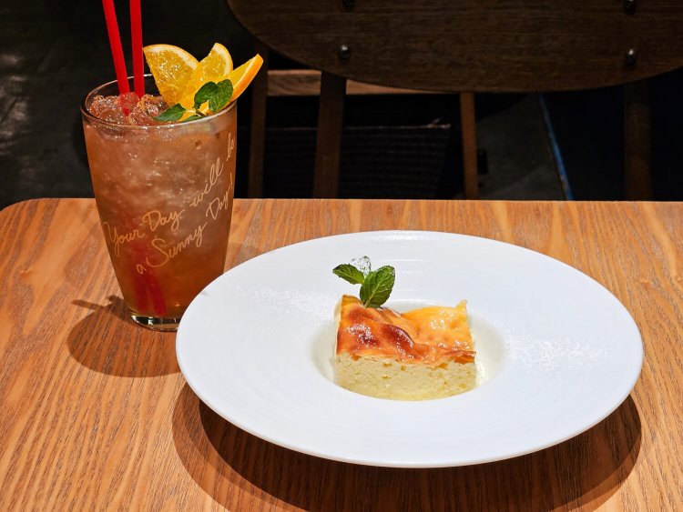 オレンジティーレモネード 638円、北海道産卵のチーズ入りプリン〜キャラメルクリームソース〜 715円。