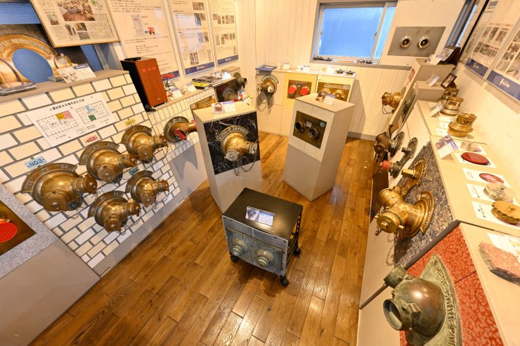 1963年築の小さなオフィスビルの屋上に、まさかの送水口パラダイス。