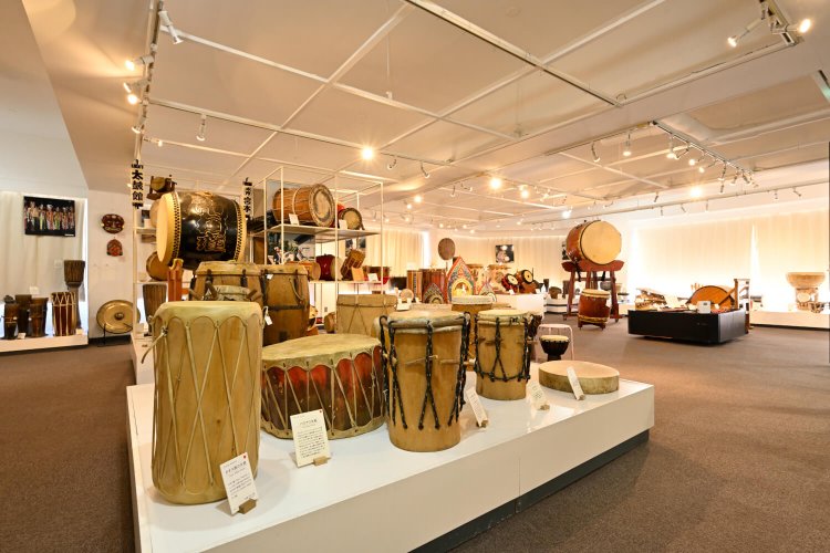 アメリカインディアンなどのさまざまな部族の太鼓も集められている。