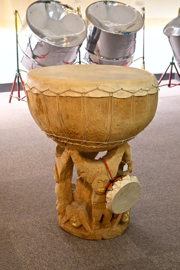 ココナツヤシを胴に使ったハワイのパフ。妖精たちが支える。