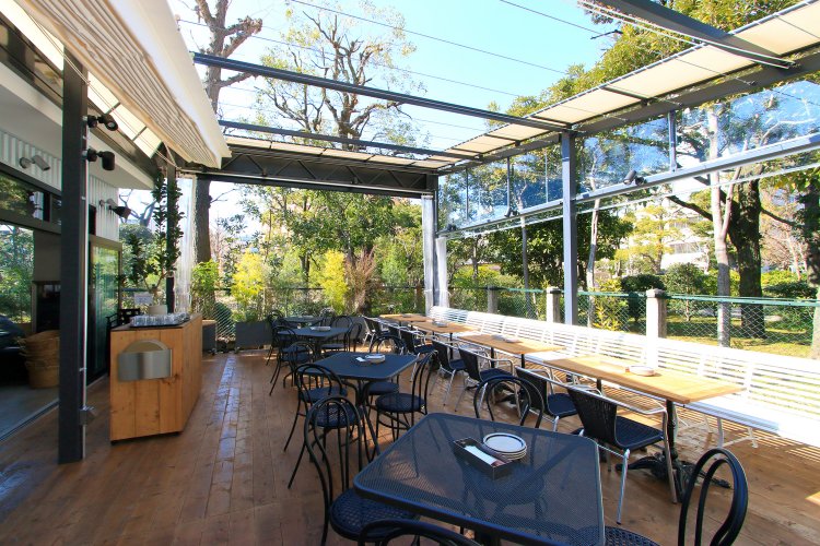 開放感あふれるテラス席。