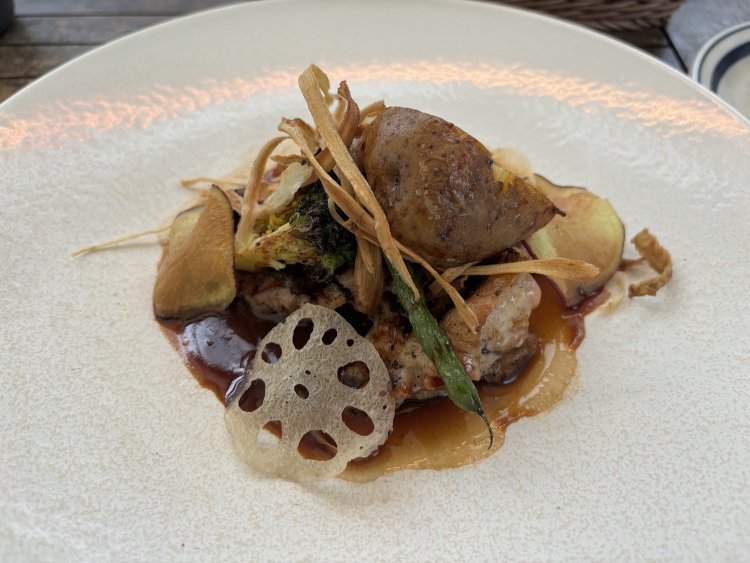 グリルチキンのマディラソース 根菜のフリット添え（週替わりランチプレート1280円）。