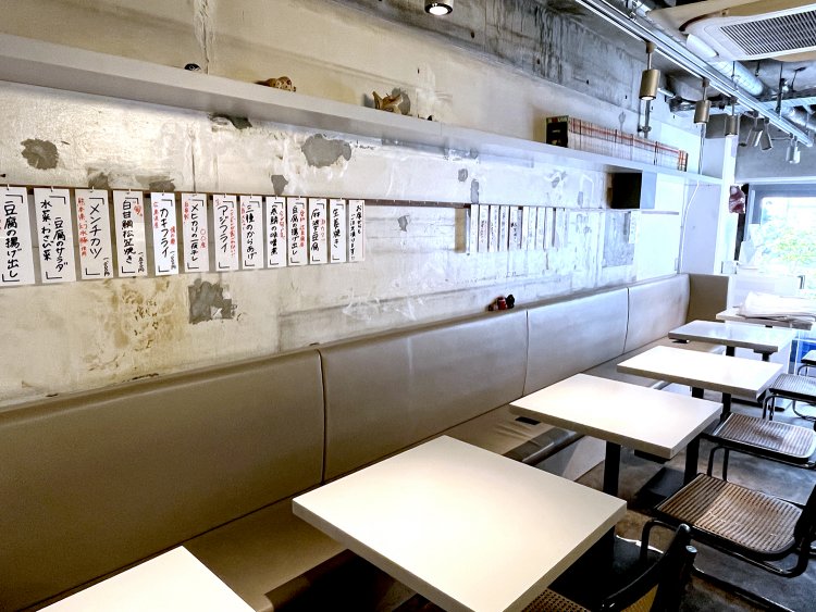 壁にはその日のおすすめが張り出されている。メニューの追加は席からオーダーが可能だ。