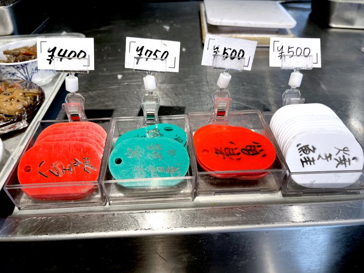 小鉢以外のメニューはチップを選びスタッフに渡す。焼き鮭がいいな。でも寒鯖の味噌煮にも惹かれる〜。