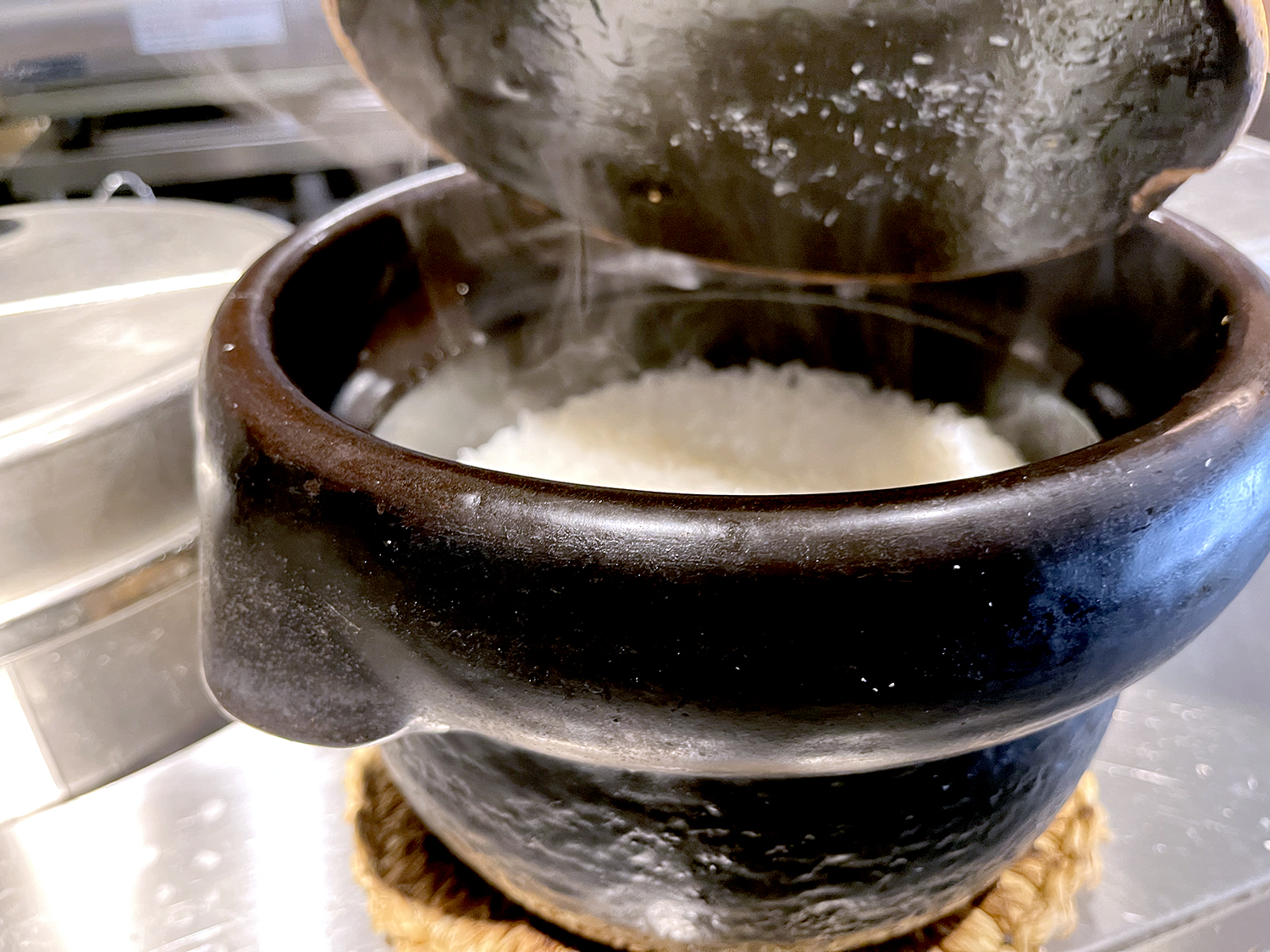 高級な料亭などで使われる雲井釜・中川一辺陶の土鍋で炊いた銀シャリ。