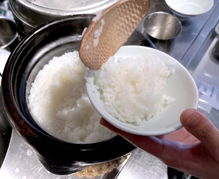 炊き立てのツヤッツヤ銀シャリをよそってくれた。これはうまいに決まってる！