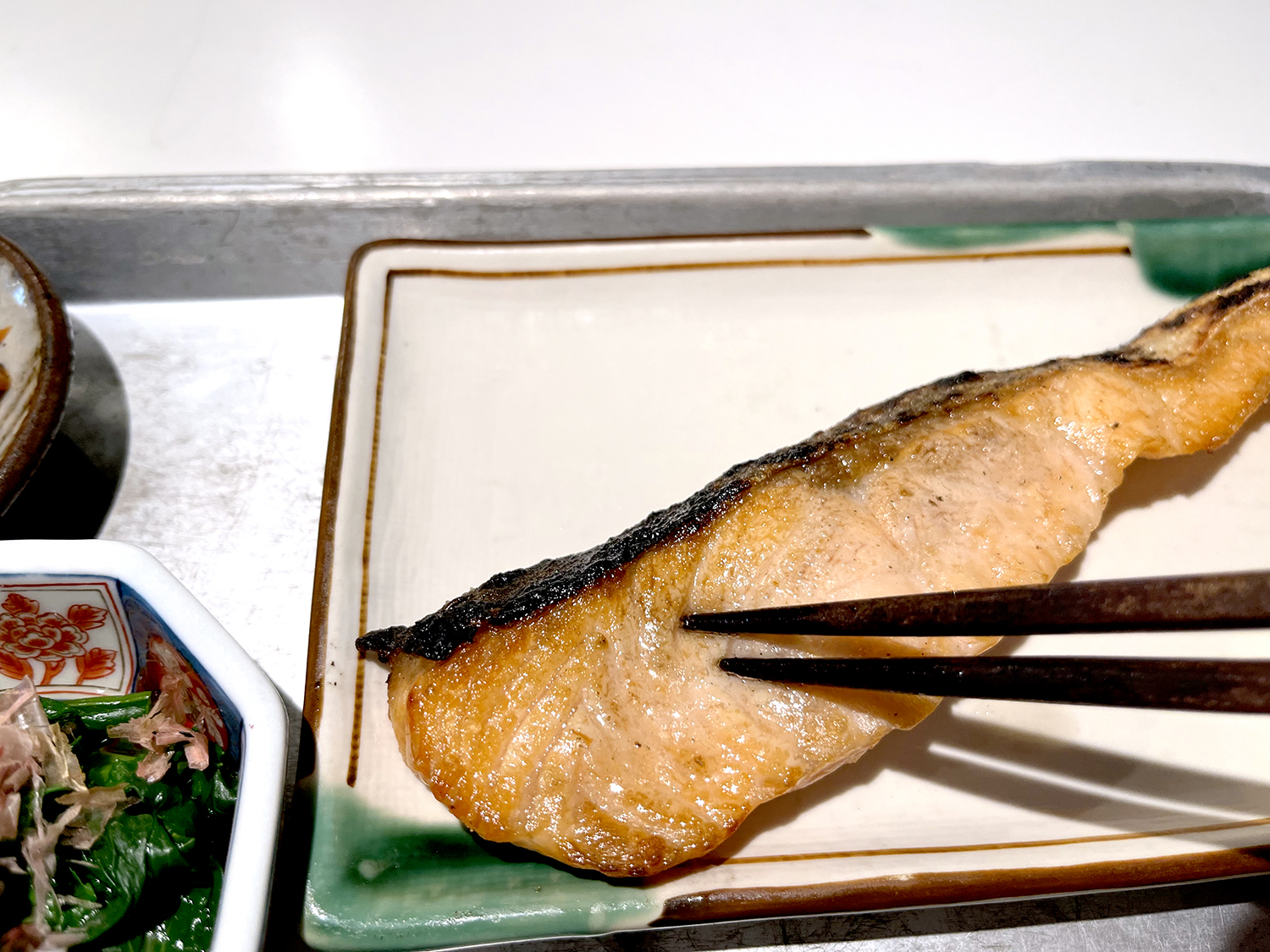 鮭に箸を入れた途端、じゅわ〜っと脂が浮いてきた。これだけ食べるとしょっぱく感じたが、銀シャリとの相性はバツグン。