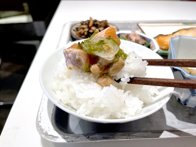 大粒の納豆に漬けにした生鮭、薬味のネギや昆布をよーく混ぜてご飯にON。