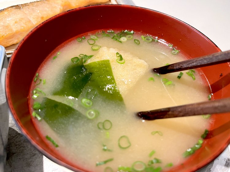 枕崎産の鰹節、五年熟成真昆布でとった出汁の味噌汁。