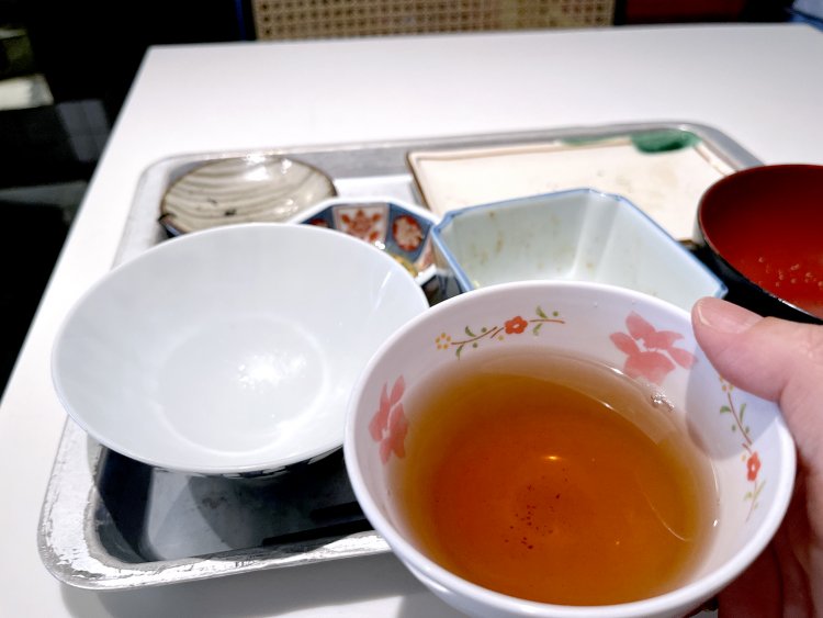 つめたい水やあったかいほうじ茶はセルフサービス。