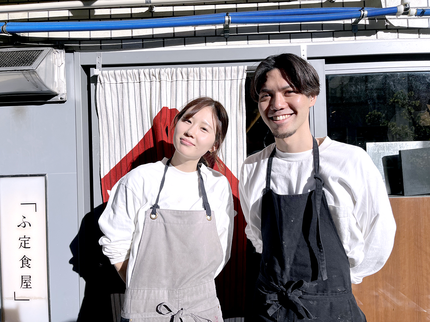 写真右から店長の原田隼太郎さん、料理人の遠藤あすかさん。