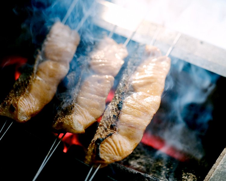 生鮭に店で塩を振って仕込んだものをオーダーが入ってから焼く。「一度も冷凍されていない鮭だからうまいですよ」。
