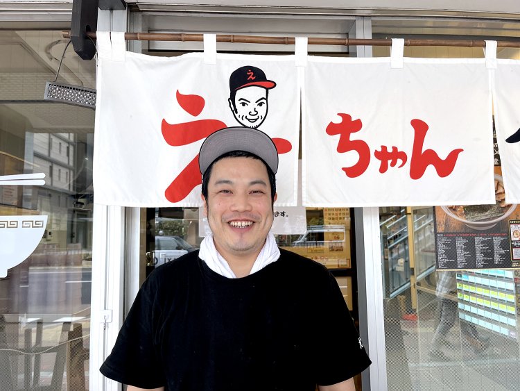 店主の佐藤栄市さん。