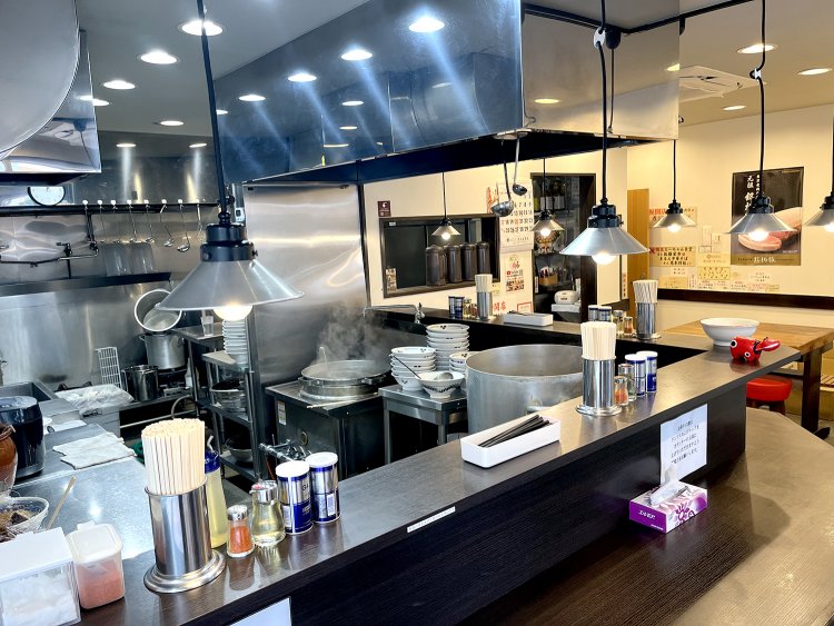 カウンターの奥にはテーブル席もある。