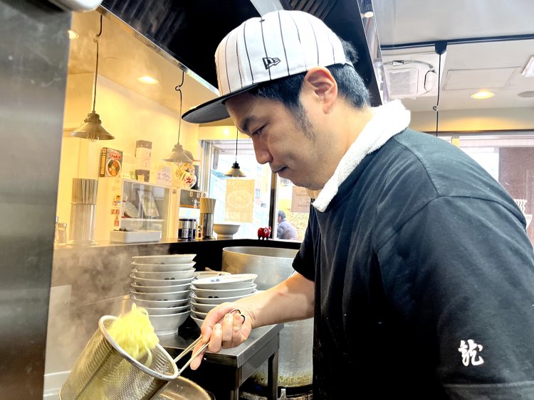 厨房に入るとやさしい表情が一変し、もくもくと調理をする佐藤さん。