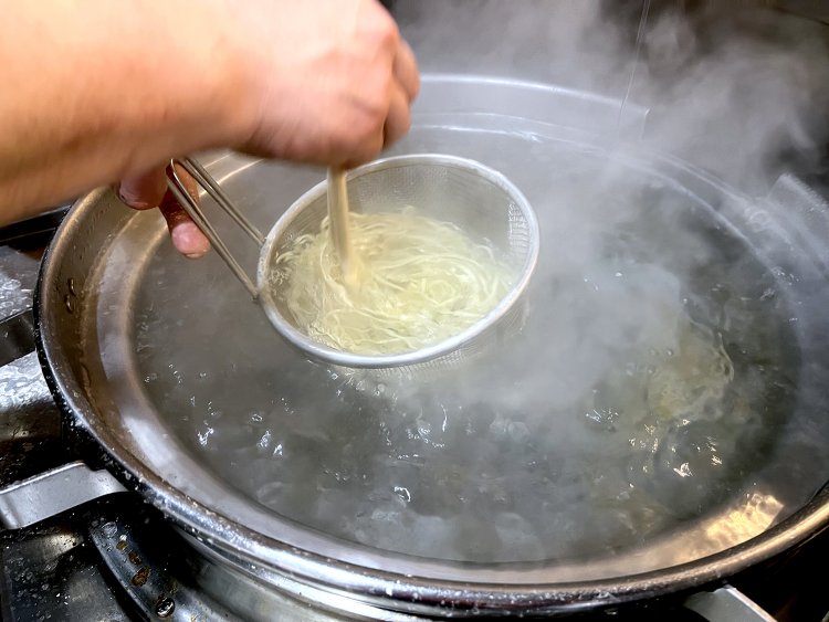 細いうどんのような中太の自家製麺。「製麺機はうどん用、麺を切るのはラーメン用なんです」と佐藤さん。