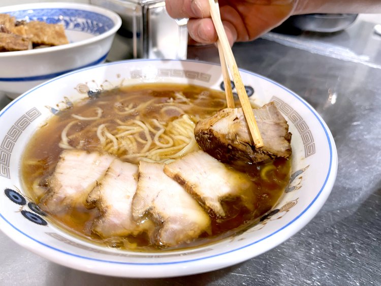 チャーシューは部位の違う2種類がのる。