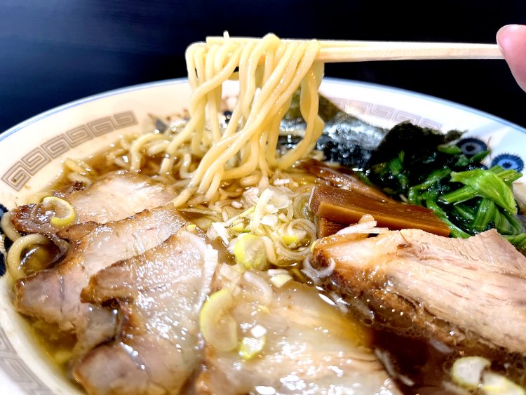 小麦の香りと甘みを感じる麺はいわゆる中華麺とは食感が違う。