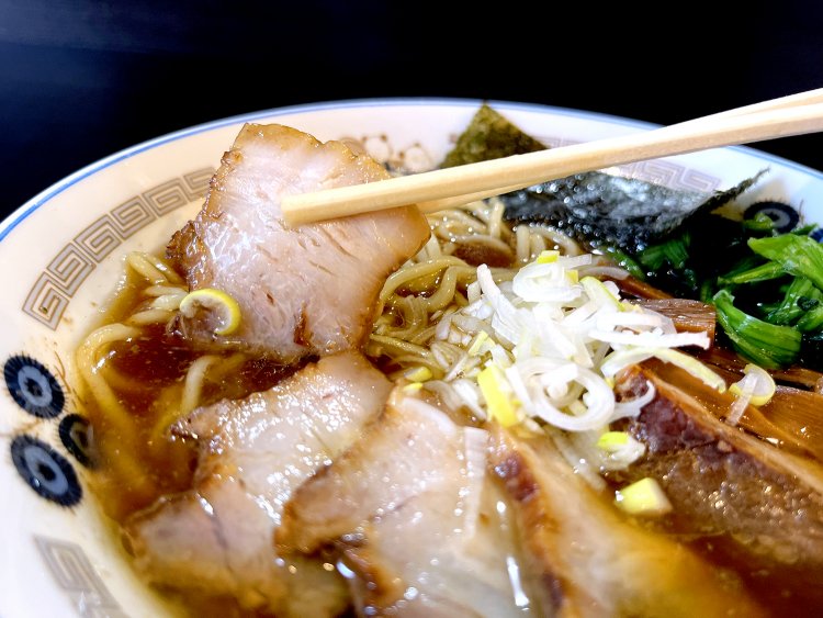 脂が多めの部位は薄くスライス。キリッと生醤油がきいていて甘みのある脂がじんわりと口の中に溶ける。