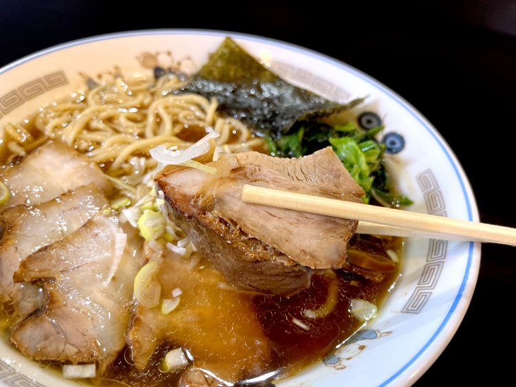 ゴロリと厚切りのモモ肉チャーシューは、ミッシリと噛みごたえがあり赤身特有の旨味がある。