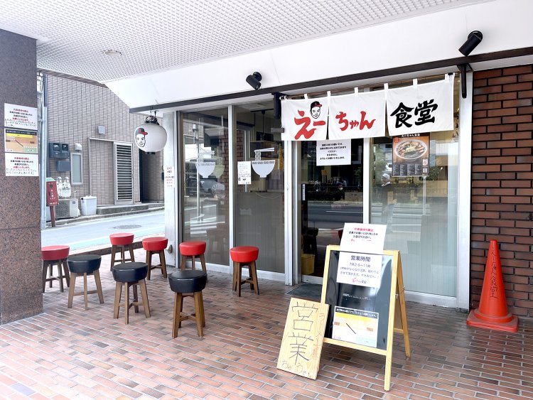 店の前に並べられた椅子の数からも人気店だとわかる。