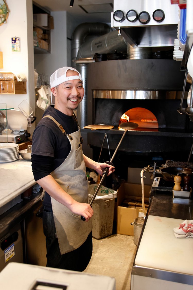 小倉さんはピッツァ職人歴15年以上。ソムリエの資格を持ち、ワインも充実。