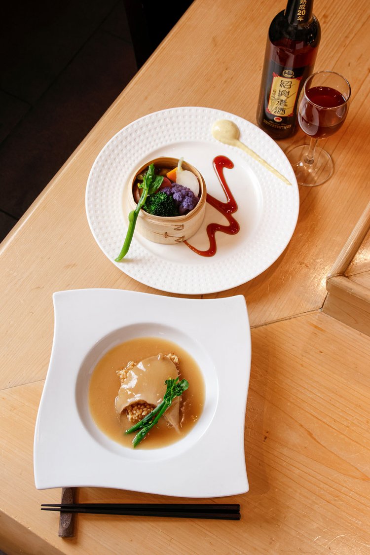 ふかひれ姿煮60g 2800円はヨシキリザメを使用。朝獲れ蒸し野菜480円は2種のソースで。