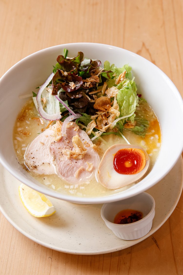 こだわり麺の鶏白湯塩そば980円。レモンで爽やかに、ラー油で風味が増す味変も◎。