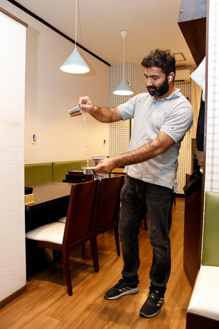 店長のロビンさん。マサラティーは目の前で混ぜ合わせてくれる。