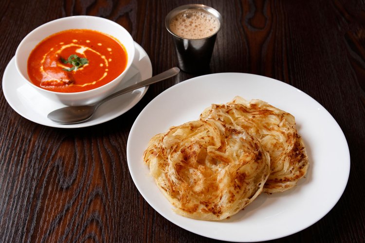 ケララパロッタ350円は、外はサクッと中はもちっとした本場の味。バターチキンカレー900円。