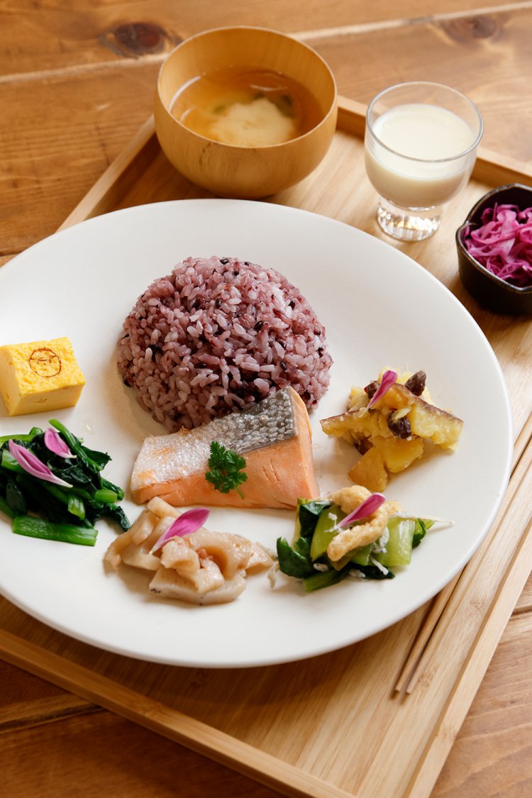 腸美人御膳1500円の総菜は週替わり。