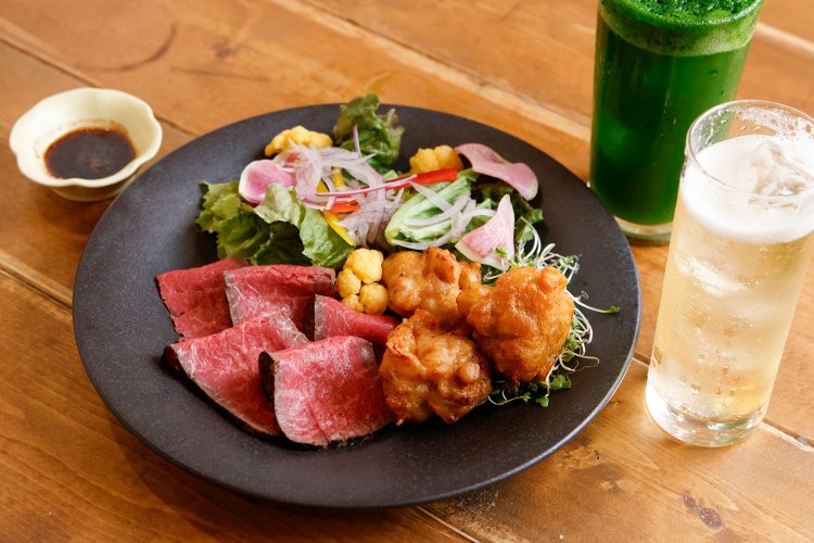 甘酒でもみ込んだからあげ1個150円～、味噌漬けローストビーフ1人前700円～。船橋の小松菜を使った小松菜ハイボール500円。薬酒は100種類以上用意。